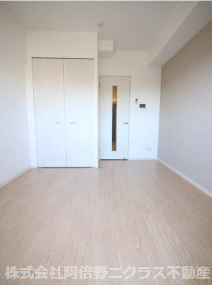 居室・リビング　内装は同建物・別部屋の参考写真です。