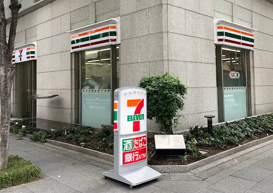 コンビニ　セブンイレブン 大阪伏見町3丁目店（コンビニ）まで671m