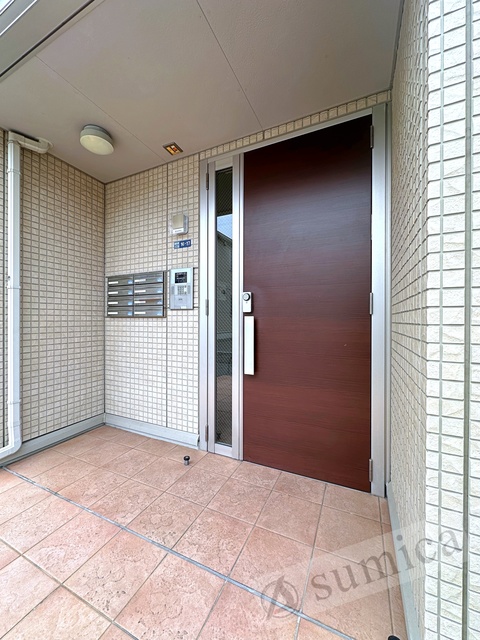 エントランス　スマートに佇むお家。毎日が楽しくなります。