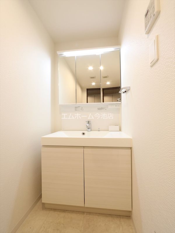 洗面設備　脱衣所　独立洗面台（シャンプードレッサー付）