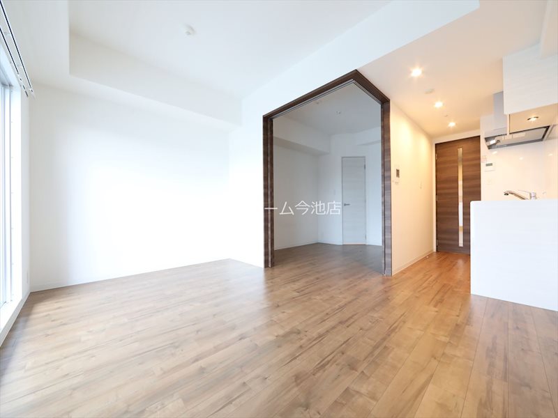 居室・リビング　LDK11帖　洋室5.5帖　エアコン付　南向きバルコニーに面