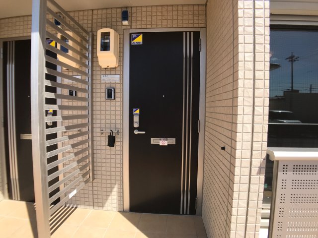 玄関　同物件別部屋