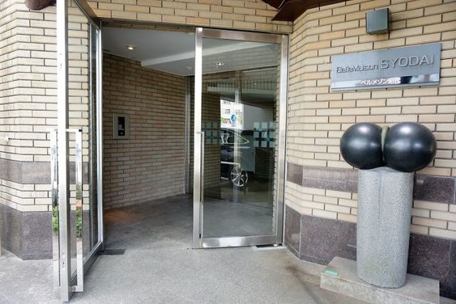 エントランス　彫刻が設置されたエントランス入口