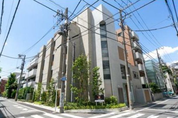 建物外観　鉄筋コンクリート造・総戸数は18戸です。