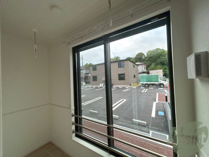 バルコニー　サンルームは、日当たり良好でお洗濯もしっかり乾かせそうです。