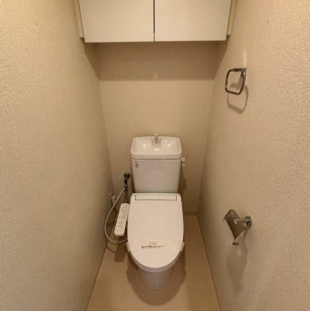 トイレ　落ち着いた色調のトイレです