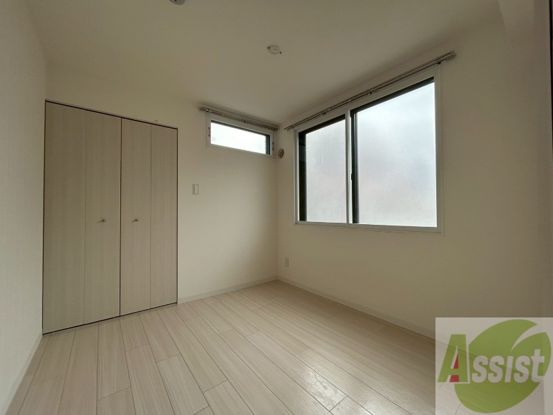 その他部屋・スペース　寝室はこちらです。光が差し込む、温かみのあるお部屋です。