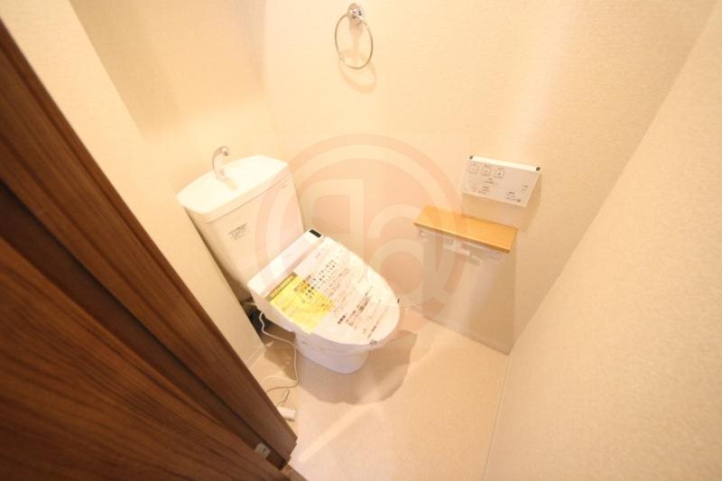 トイレ　落ち着いた色調のトイレです