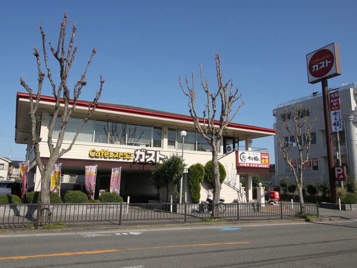 飲食店　ガスト牧落店（飲食店）まで876m