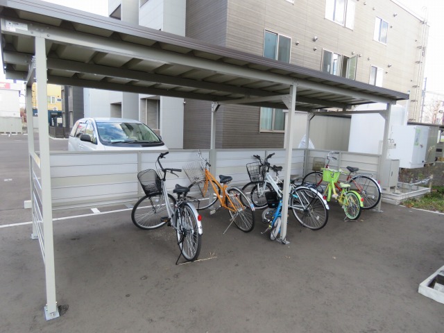 その他　屋根付き駐輪場完備です！