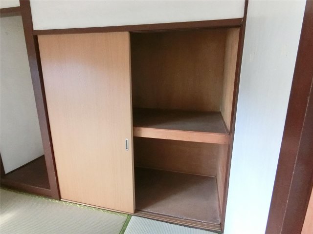 収納　お布団などの収納に便利な押し入れ付き！