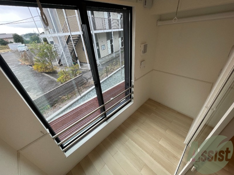 バルコニー　サンルームが付いていて洗濯物がはかどりますね。