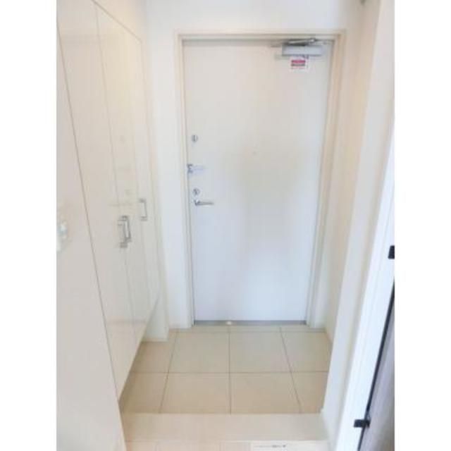 玄関　写真は同タイプ住居です