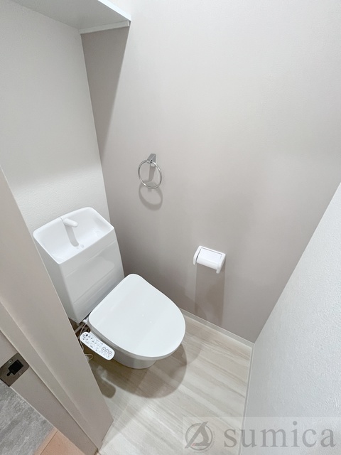 トイレ　人気アイテムの温水洗浄便座。清潔感のあるトイレです。