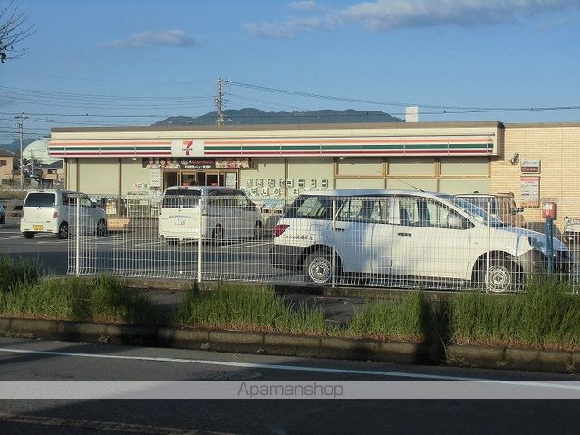 コンビニ　セブンイレブン（コンビニ）まで323m