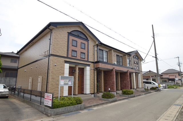 建物外観　川沿いにある比較的静かな住宅街に立地しており、落ち着いた新生