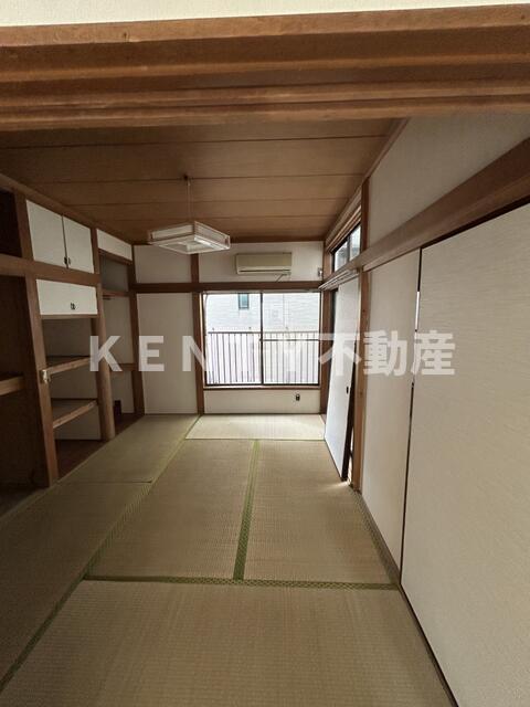その他部屋・スペース　落ち着いた色調の寝室です