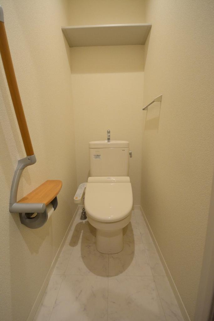 トイレ　温水洗浄便座付きのトイレです♪