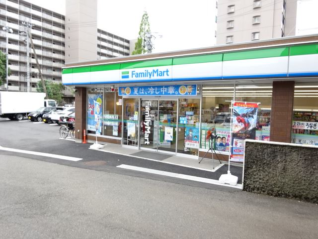 コンビニ　ファミーマート（コンビニ）まで650m