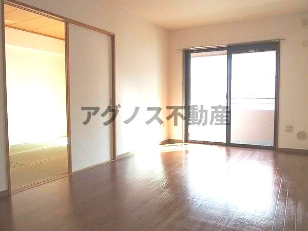 アーバンコート根岸の居間写真