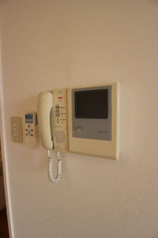 セキュリティ　TVモニター付インターホンなので安心です。