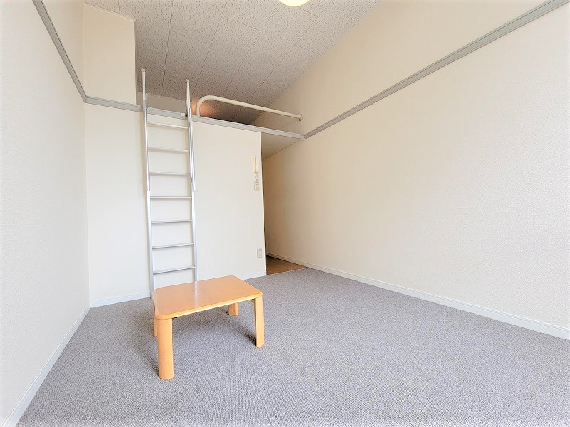 居室・リビング　家電・家具付きのお部屋です。