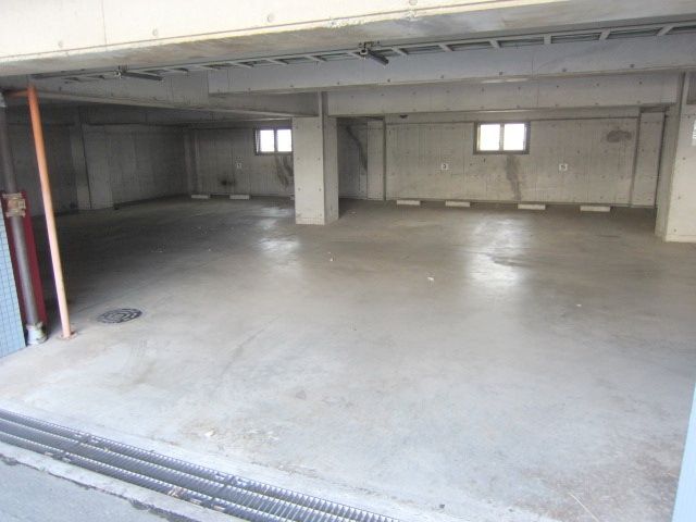 駐車場　★半地下部分に広い駐車場があります★