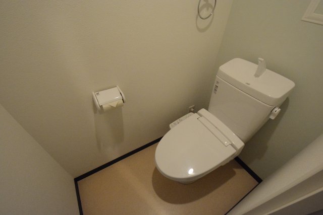 トイレ　温水洗浄便座付きのトイレです♪
