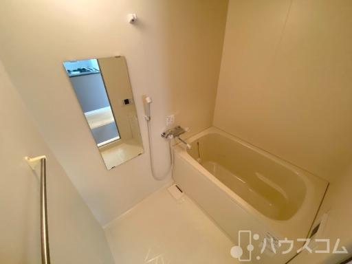 バス・シャワールーム　窓もあるお風呂なんでカビの心配もありません。