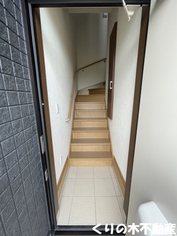 玄関　同タイプのお部屋です（現況を優先します）