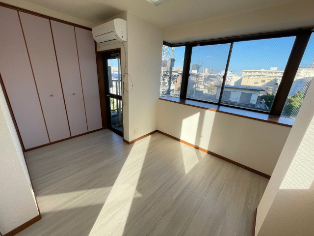 居室・リビング　窓が多く明るいお部屋です。