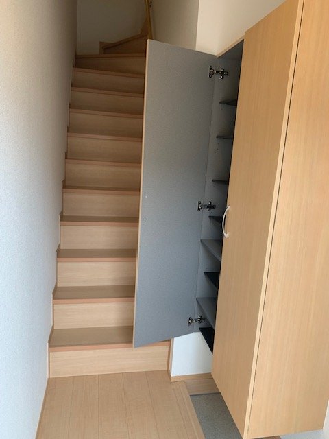 玄関　収納たっぷりの下駄箱付