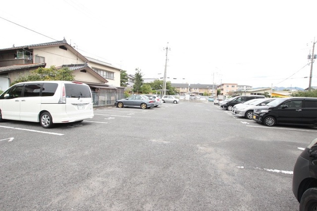 【広島市安佐南区長束のマンションの駐車場】