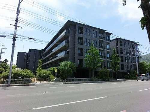 京都市右京区嵯峨天龍寺若宮町のマンションの建物外観