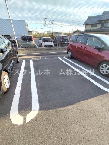 【ヴィダ　フェリィス三番館の駐車場】