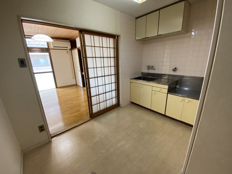 キッチン　調理スペースあり、４畳のキッチンです