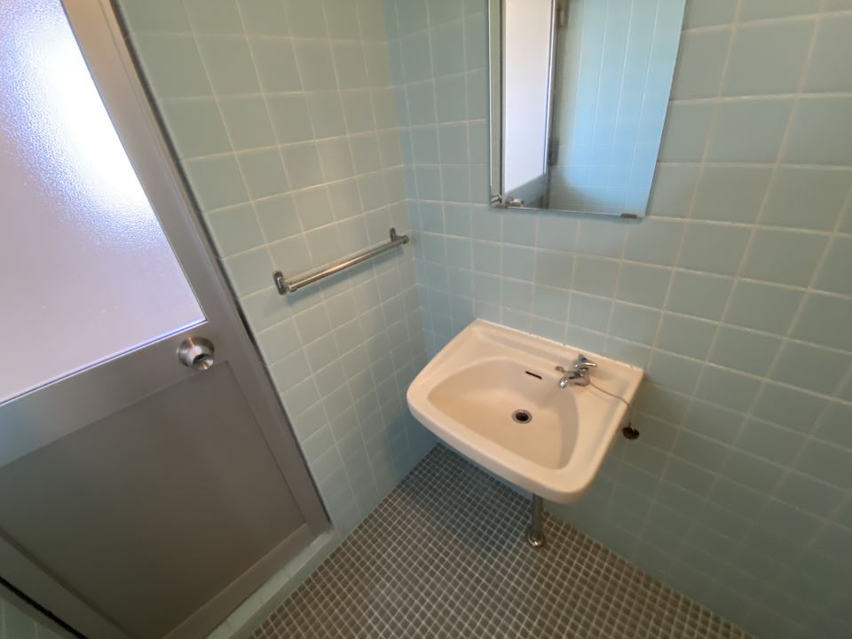 洗面設備　洗面台と鏡付きです