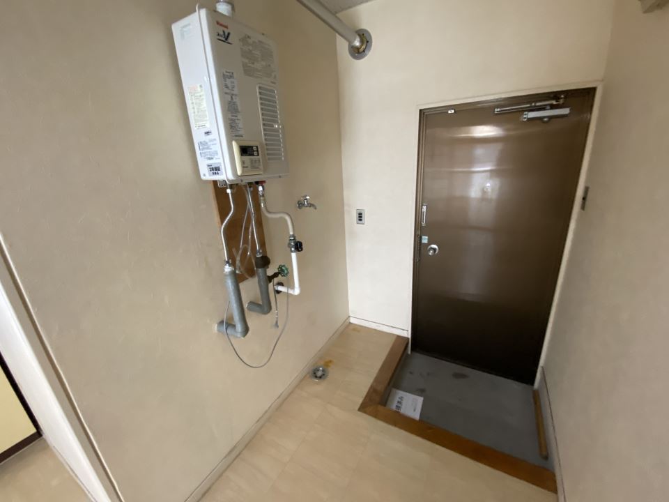 玄関　玄関横にガス給湯器があります