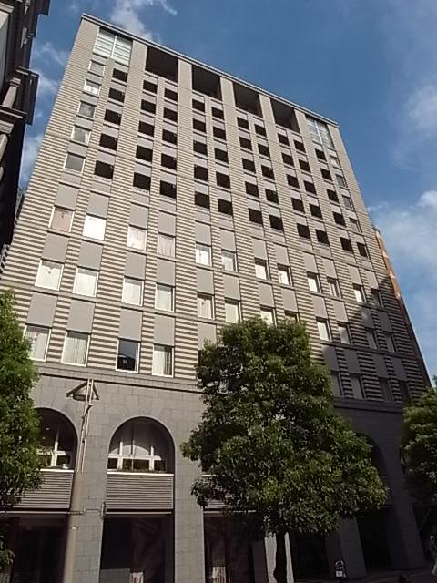 【港区東新橋のマンションの建物外観】