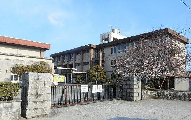 【福山市神辺町のアパートの小学校】