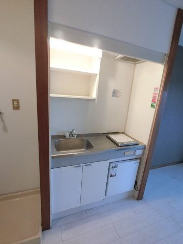 キッチン　小型冷蔵庫は残置物扱いになります