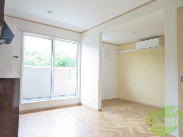 居室・リビング　リビングはこんな感じです。窓が大きくてよく陽が入ってきます。