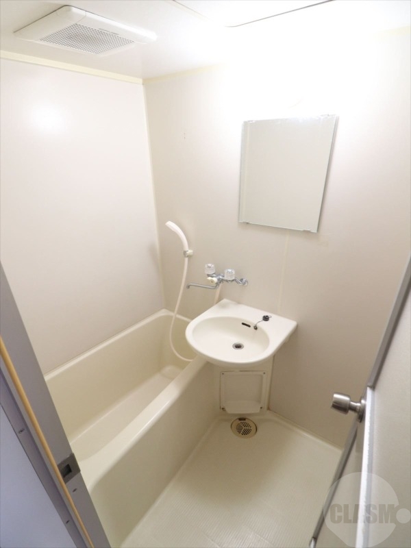 バス・シャワールーム　清潔感のあるバスルームです