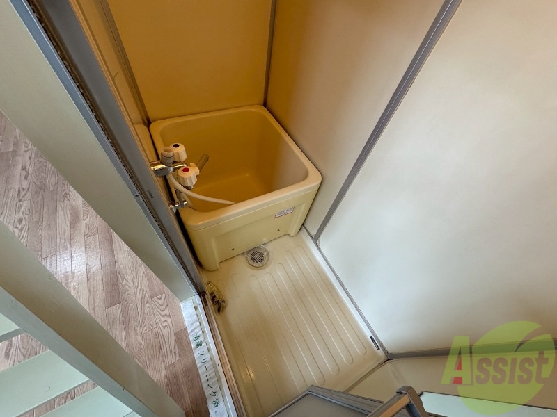 バス・シャワールーム　お風呂です。少し狭いですがシャワーするには十分ですね。