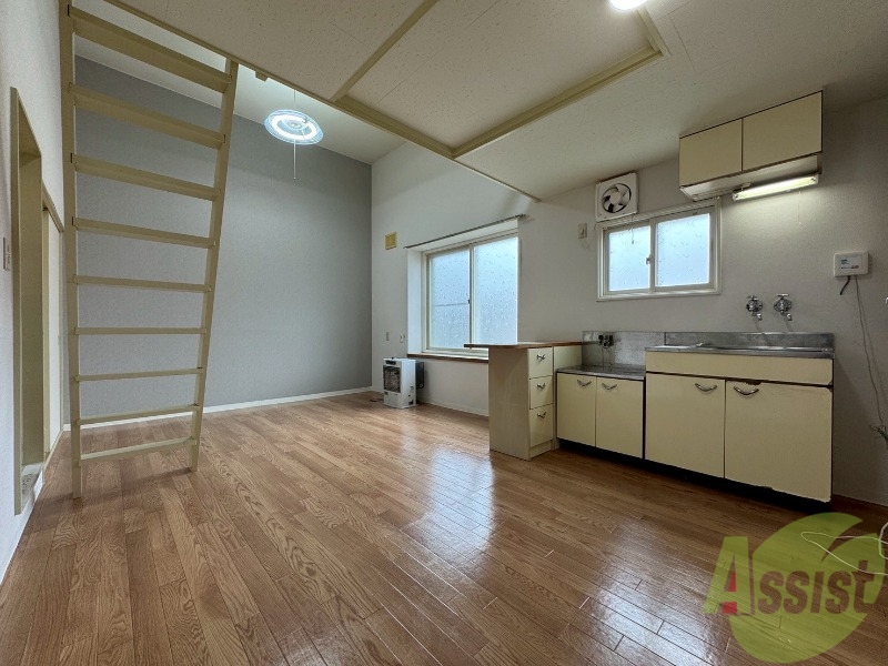 居室・リビング　リビングです。木目のフローリングが落ち着きますね。