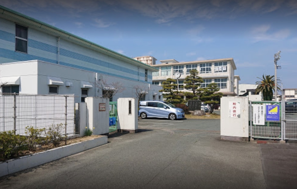 中学校　浜松市立曳馬中学校（中学校）まで632m