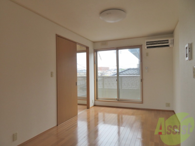 居室・リビング　広々として、家具関係も問題なく置けそうですね。