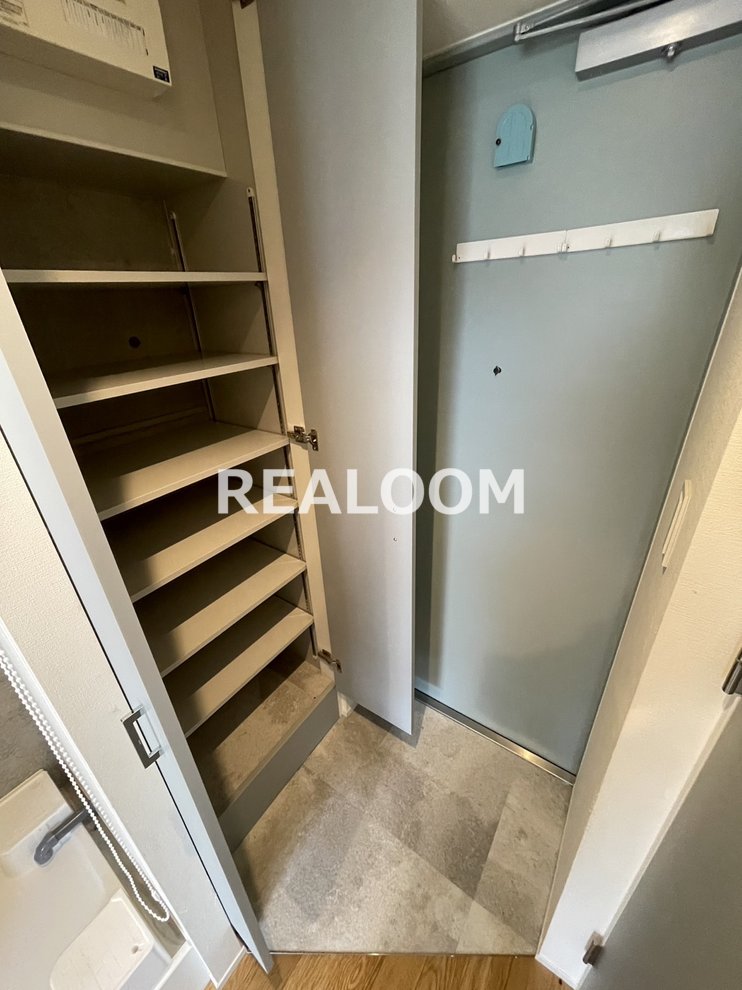 玄関　写真と現況が異なる場合は現況を優先いたします。