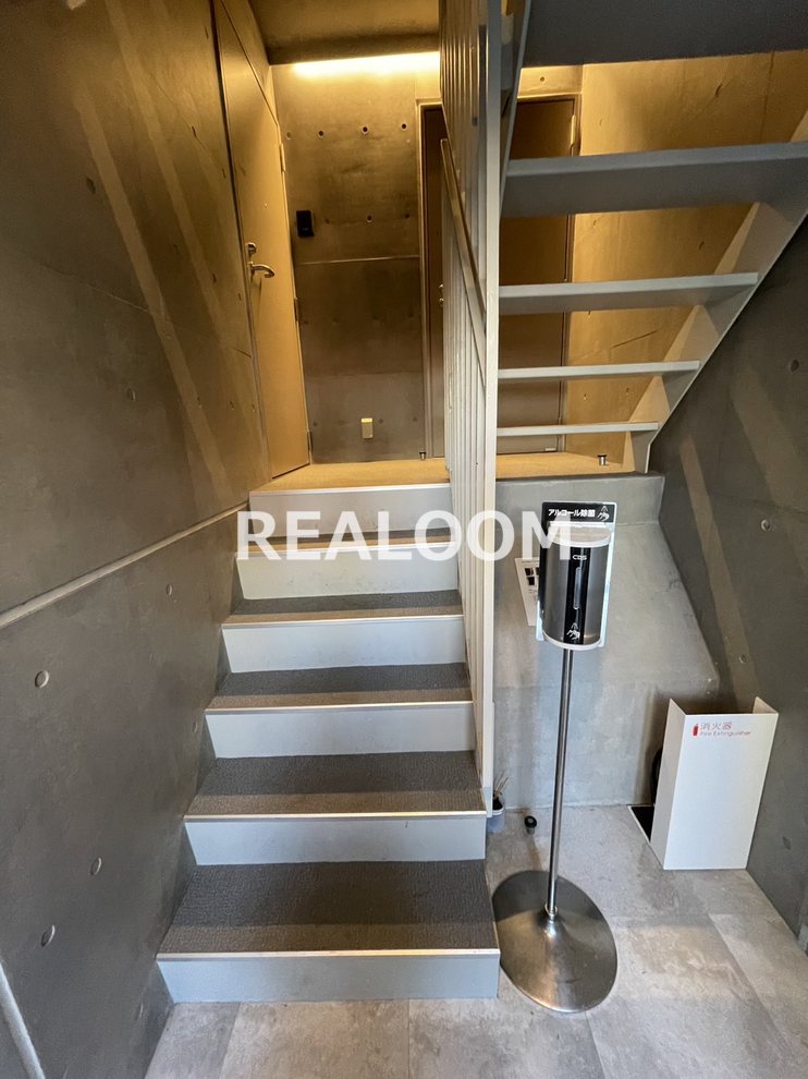 エントランス　写真と現況が異なる場合は現況を優先いたします。