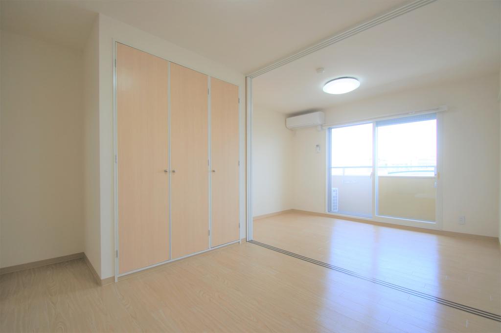 居室・リビング　洋室6帖+4.5帖、嬉しい照明器具付きです。